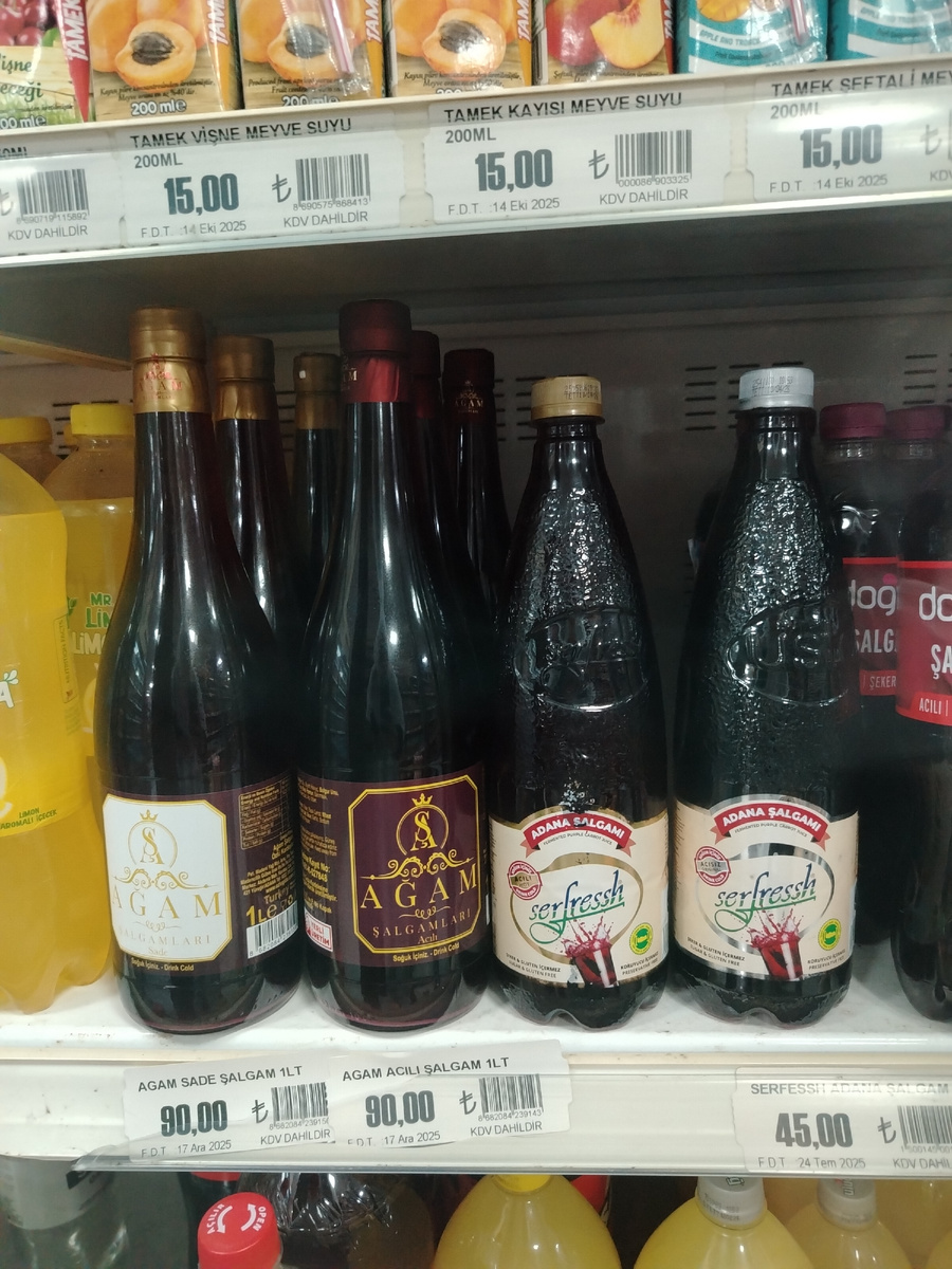 Слева шалгам, который открывается как шампанское, но я его не пробовала