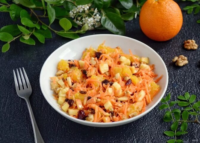 Морковный салат не только полезный, но и очень вкусный.
