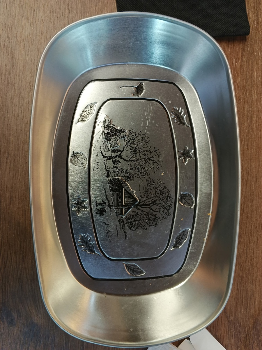 Суп подали на таком очаровательном подносике. Фото Галины Малышевой.