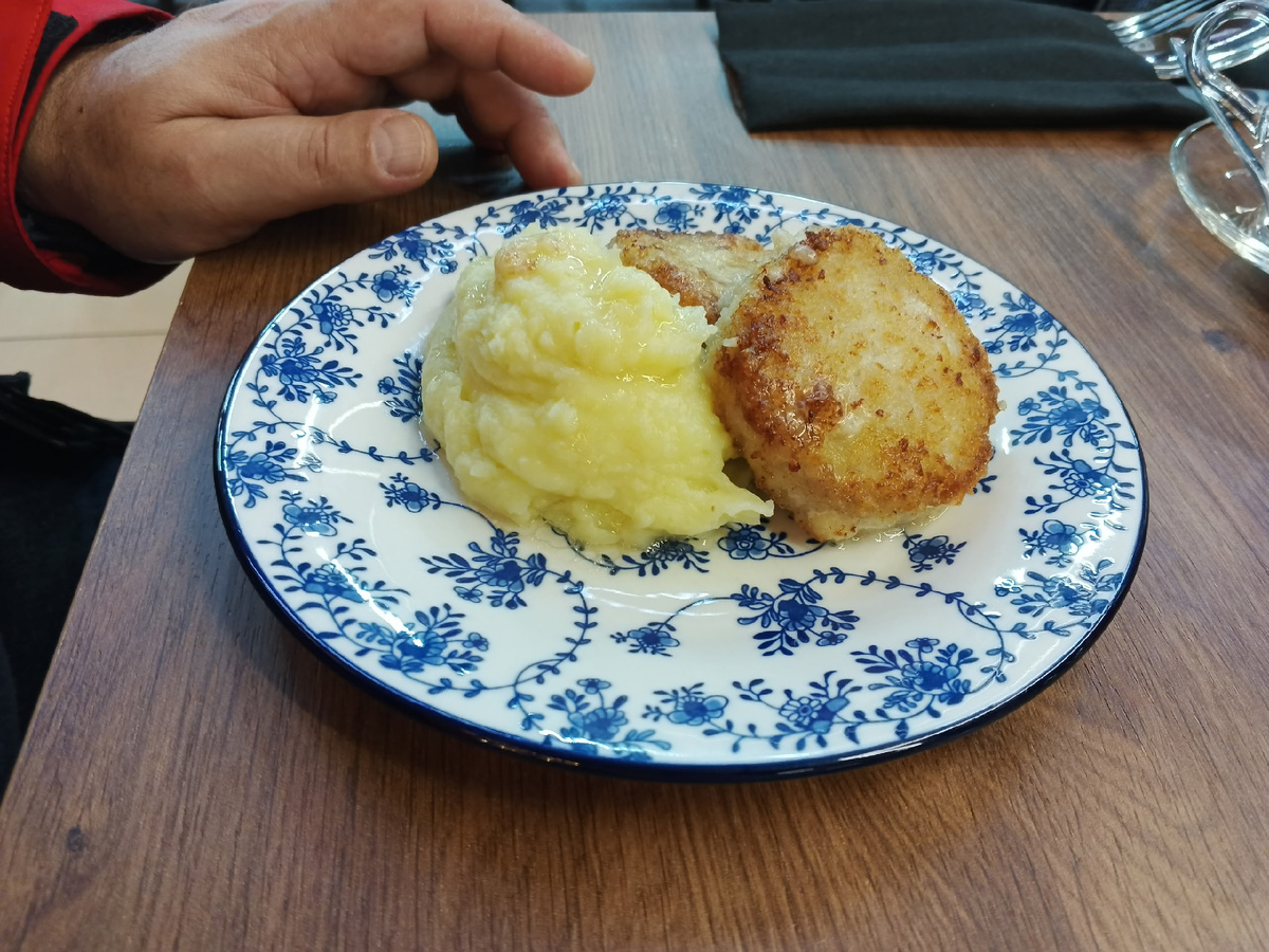 Пюре и две котлеты. Фото Галины Малышевой.