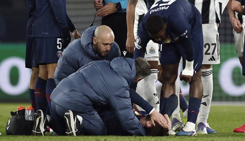    Полузащитник «ПСЖ» Хвича Кварацхелия получил травму в матче ЛЧ с «Ньюкаслом». Фото: Reuters
