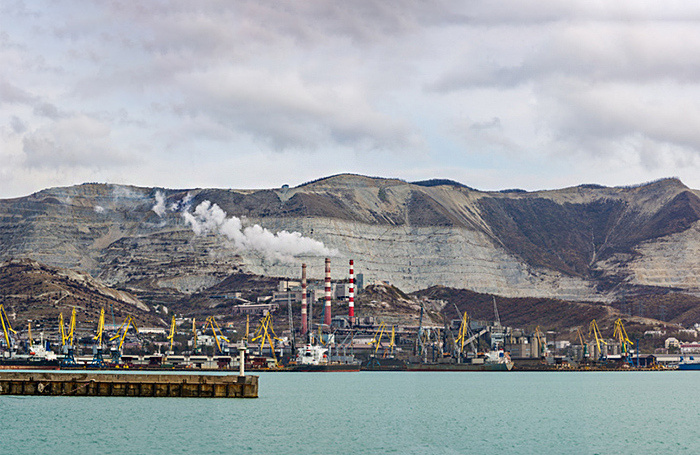     Трубы «Новоросцемента» и Новороссийский грузовой порт.Наталья Гармашева/Фотобанк Лори