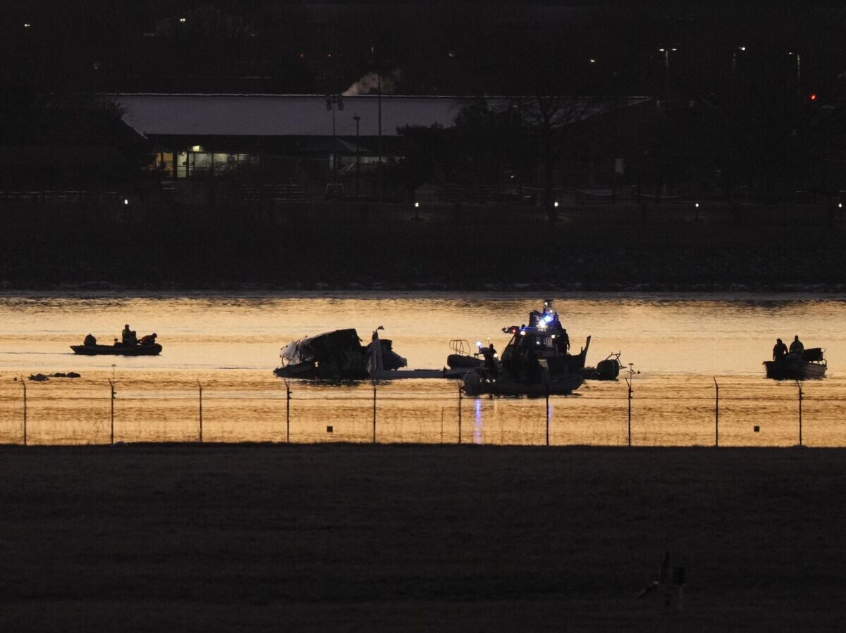    Поисково-спасательная операция на месте столкновения пассажирского самолета Bombardier CRJ-700 военным вертолетом Black Hawk под Вашингтоном | © AP Photo / Mark Schiefelbein