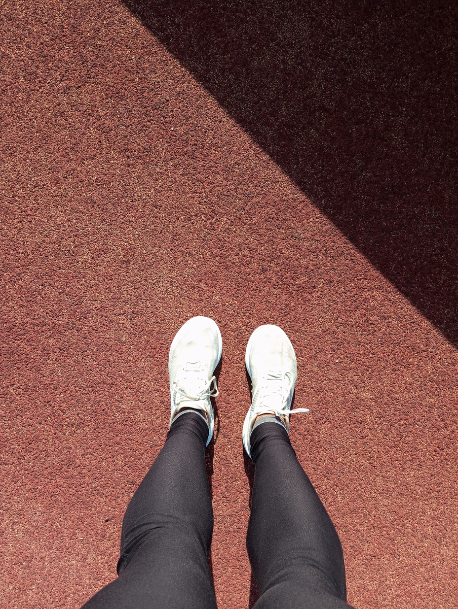 Стремная фоточка в духе эстетики старых пабликов похудения. Зато со стадиона