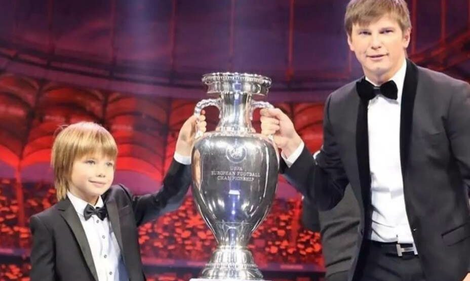    Андрей Аршавин с сыном Арсением и Кубком Европы. Фото: Соцсети