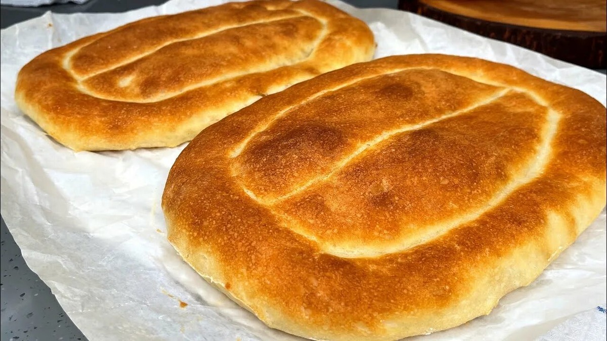 Матнакаш - необыкновенно вкусная и ароматная лепешка из дрожжевого теста. Это традиционный армянский хлеб, который особенно хорош в свежеиспеченном виде. Сегодня предлагаю проверенный рецепт этой домашней выпечки с оригинальной формовкой - у вас тоже все получится, обещаю!
Свое название Матнакаш получил от армянских слов «мат» (палец) и «кашел» (тянуть) - получается «растянутый пальцами» (исправьте, если не точно). Аутентичный вариант предусматриваем выпечку лепешек в тонирах и подовых печах, но в условиях городской квартиры отлично подойдет духовка.
Дрожжи для приготовления Матнакаша не обязательно брать быстродействующие - замечательно подойдут просто сухие (тоже 3 грамма - это 1 чайная ложка без горки) или прессованные (нужно равно в 3 раза больше, то есть 9-10 граммов). Такие дрожжи не сразу смешивают с мукой, а предварительно активизируют в теплой сладковатой жидкости в течение 10-15 минут. В нашем случае можно немного подогреть воду с чайной ложкой сахара и растворить в ней дрожжи.