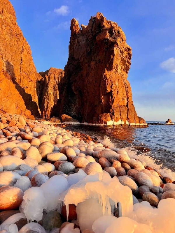 Остров Шкота и волшебный закат, осветивший замерзший берег

Фото: evgeniya0802