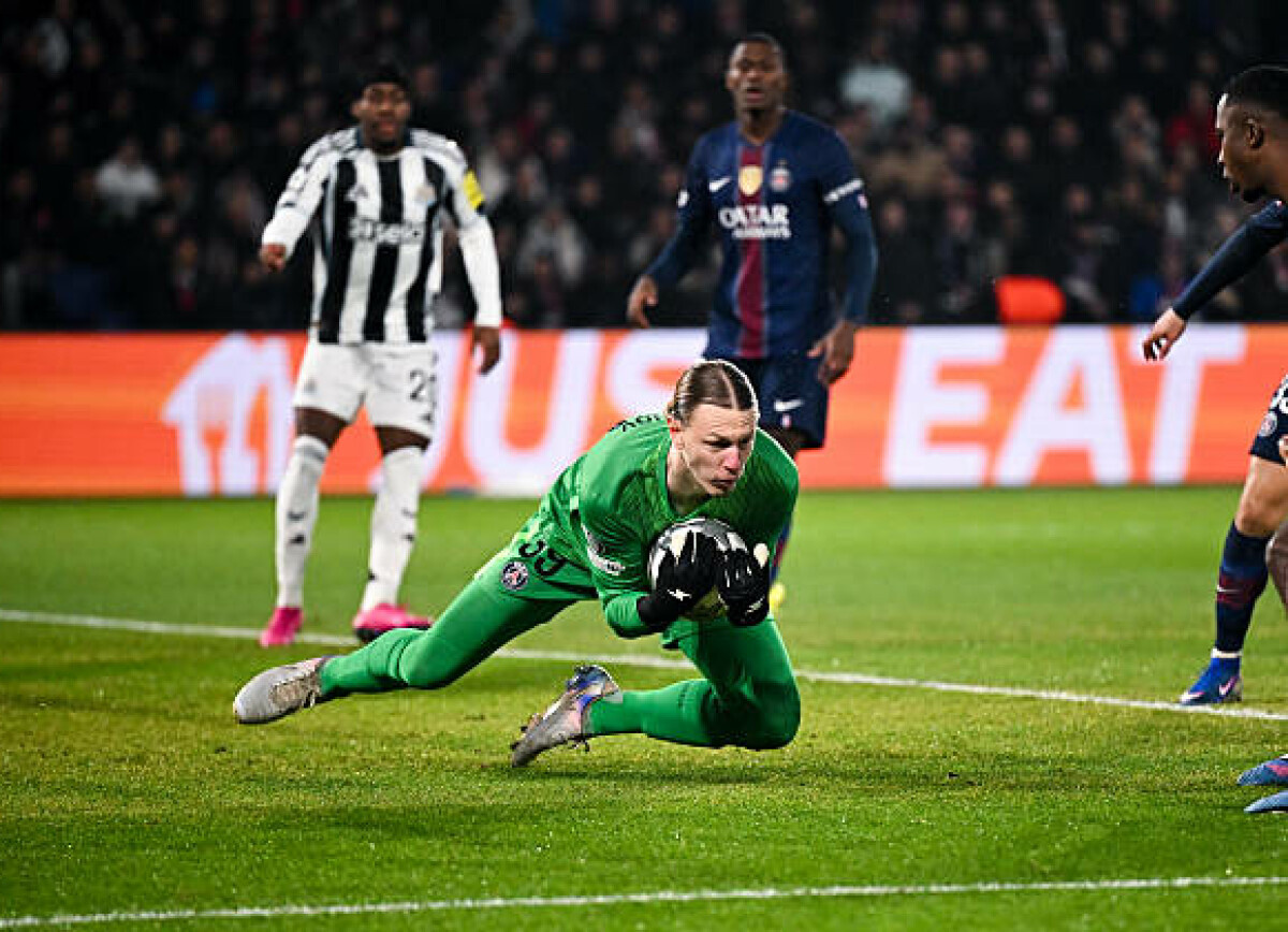     Фаны «ПСЖ» о Сафонове в матче с «Ньюкаслом»: он лучше Шевалье и заслуживает быть №1