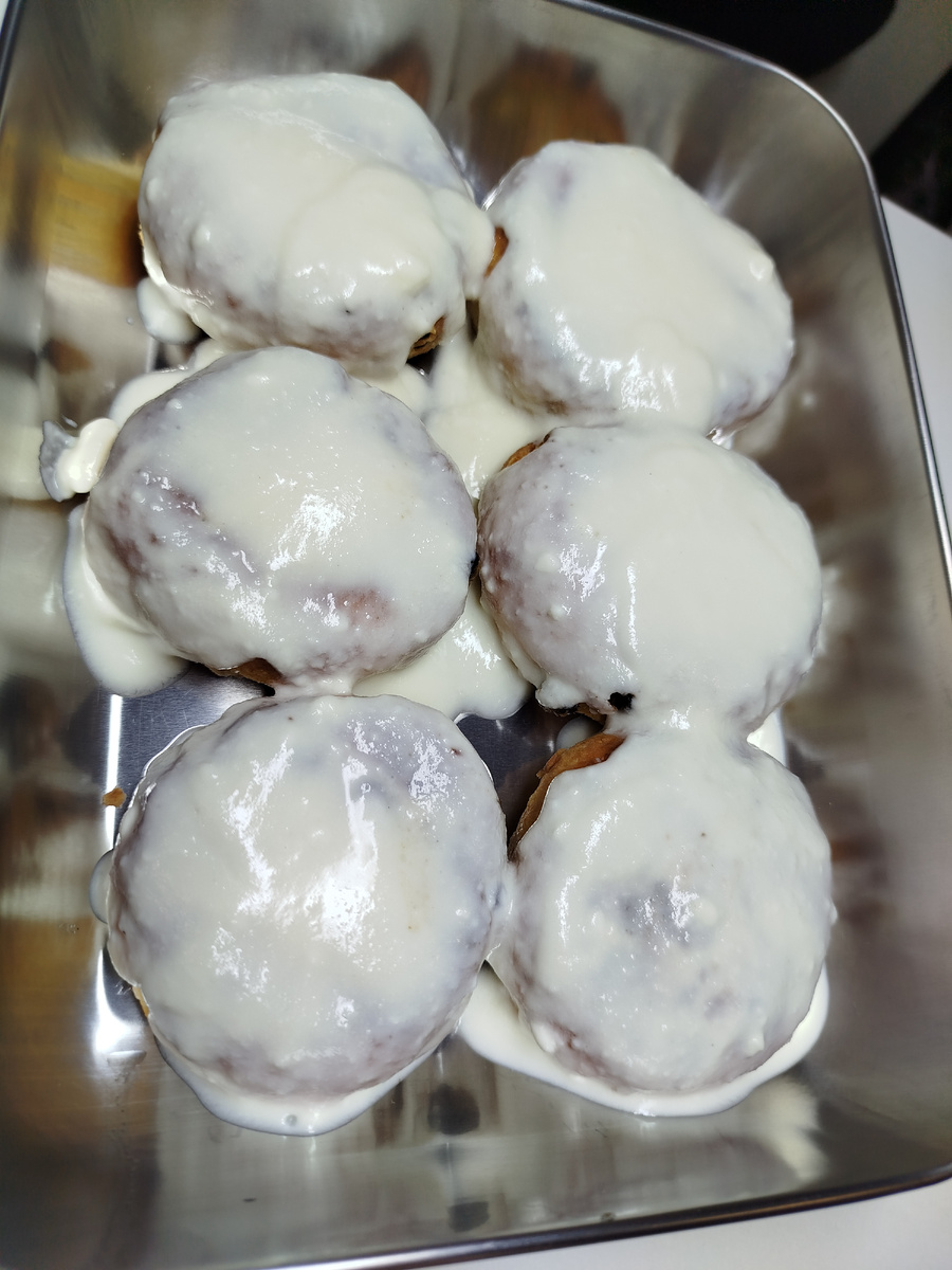 Если тесто для сырников приготовить с вечера и пожарить утром, сырники получаются вкуснее. Если творог кисловатый, тогда можно добавить в тесто немного соли. Сахара больше ложки добавлять не стоит, иначе сырники будут расползаться по сковородке.
Можно заменять пшеничную муку на рисовую. Можно добавлять немного соды для пышности.

500 гр творога размять в миске вилочкой. Добавить щепотку соли, яйцо и неполную ст. л сахара, ванилин. Перемешать вилочкой. Когда масса станет однородной, добавит 2-4 ст. л. муки. Оставить на 15 минут.
Формуем сырники. Стол припылить мукой. Формировать шарик 45-50 гр и обвалять в муке. С помощью кружки сделать форму и придавить сверху.
Нагреть сковородку и жарить на среднем огне. Обжарить с обоих сторон. Положить на тарелку.

Можно приготовить соус: в кастрюлю выложить сметану 300 гр и поставить  на плиту , добавить 3 ст. л. сахара и помешивая, нагреть, не доводя до кипения. Когда сахар растворится , залить этим соусом сырники и оставить на 2,5 часа.