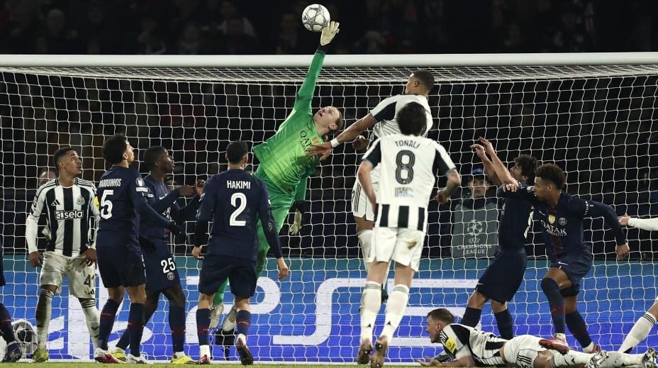    Матвей Сафонов несколько раз спас «ПСЖ» после опасных ударов «Ньюкасла». Фото: Reuters