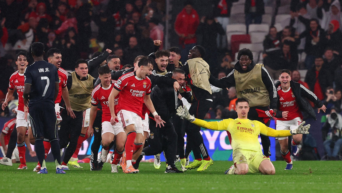    Игроки «Бенфики» после гола вратаря на 90+8-й минуте. Reuters