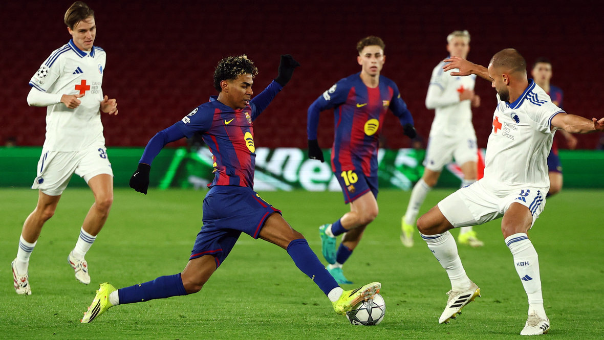    Полузащитник «Барселоны» Ламин Ямаль (с мячом) в матче против «Копенгагена». Reuters