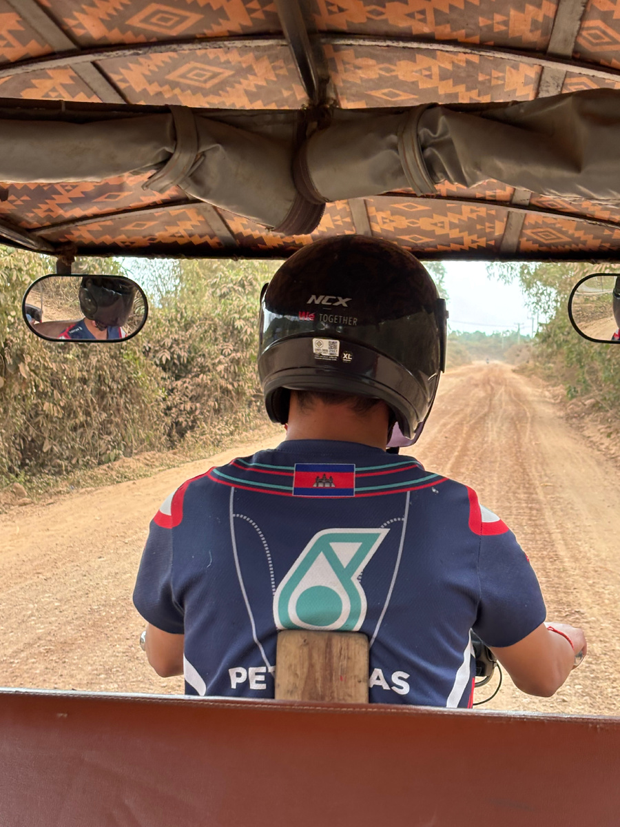 Этот тридцатилетний парень хорошо говорил по-английски. Это редкость в Камбодже. 