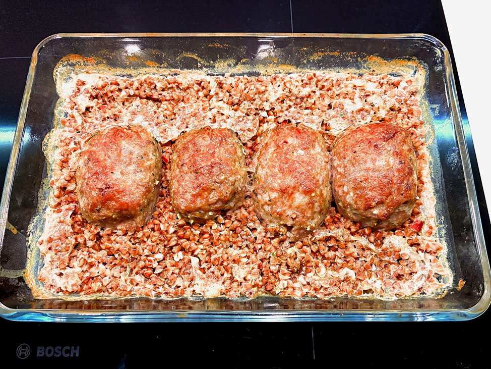 Котлетки из индейки на гречке