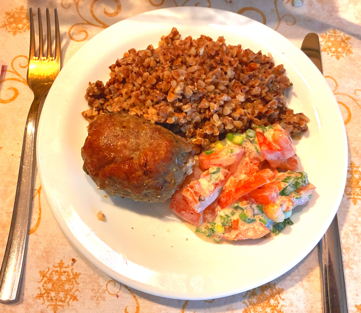 Котлетки из индейки на гречке в духовке