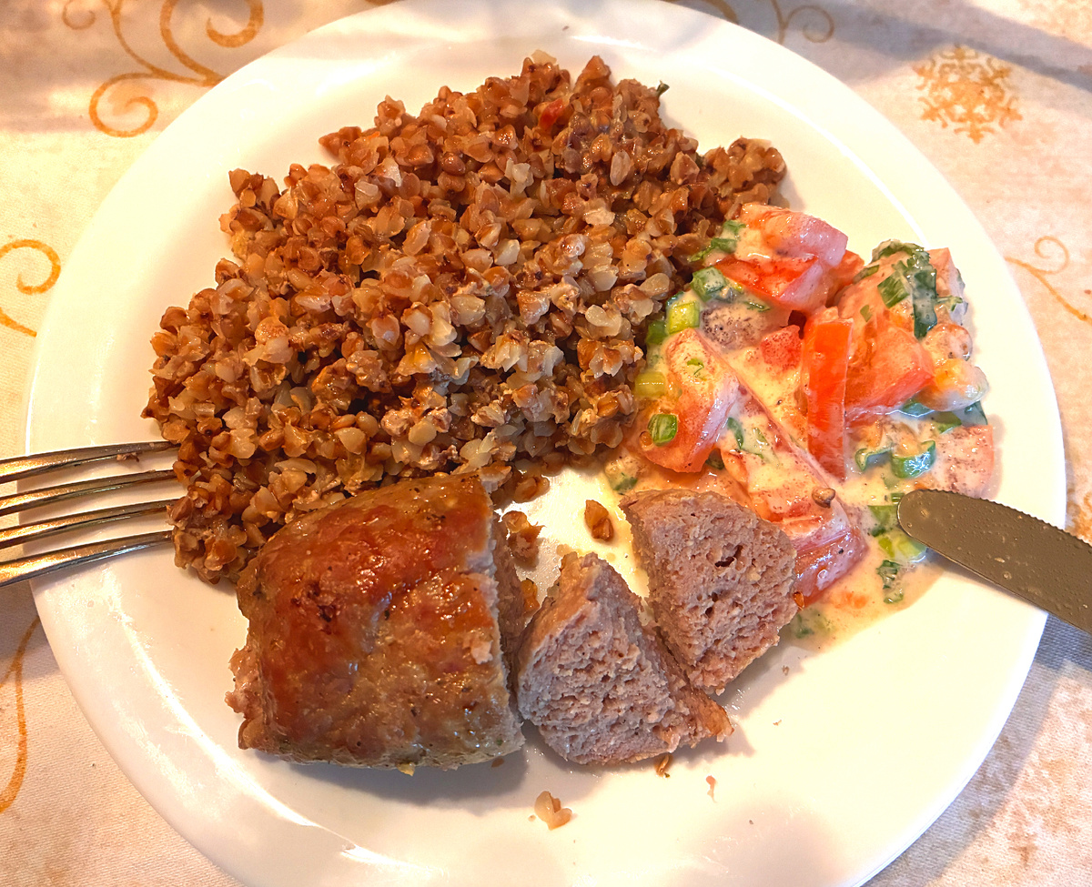 Котлетки из индейки на гречке