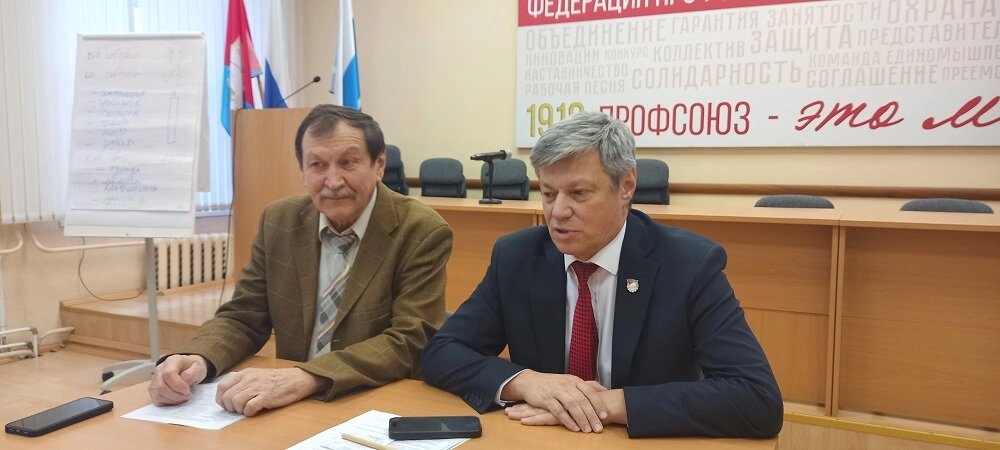   Лидер ФПСО Андрей Ветлужских (справа) считает, что ближайшие два года дя экономике Среднего Урала будут очень непростыми. Однако унывать по этому поводу не стоит. Фото: «АиФ-Урал»/ Алексей Смирнов