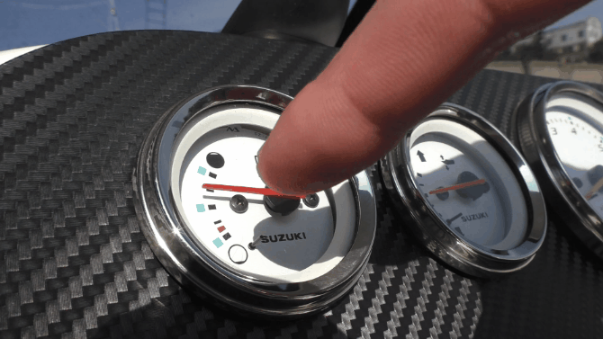 Приборы показывают уровень топлива