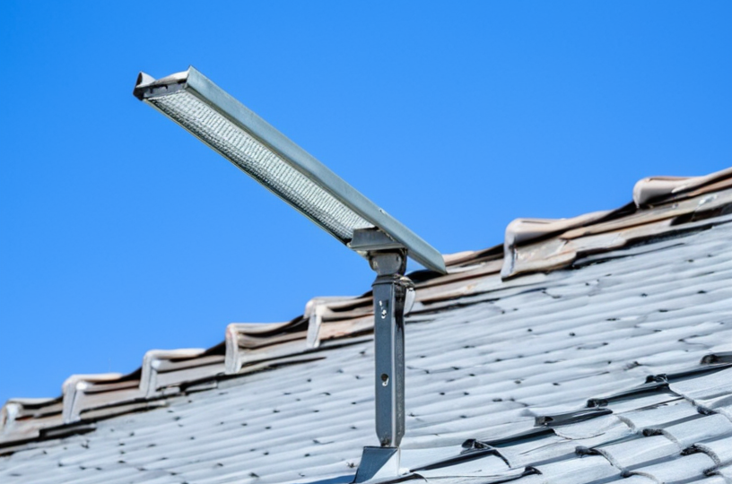 Болтовой или зажимной коньковый держатель для прутка: в чем разница и какой выбрать