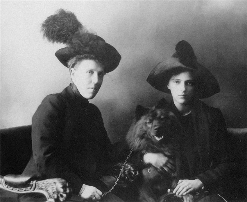 Графиня Е. Л. Камаровская (1878-1965) со своей подопечной княжной Ириной Романовой (1895-1970). Фото 1910 года.