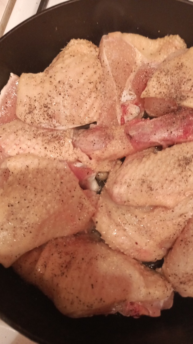 Кусочки курицы обжаривать на разогретом растительном масле. Посолить, поперчить. Фото автора.