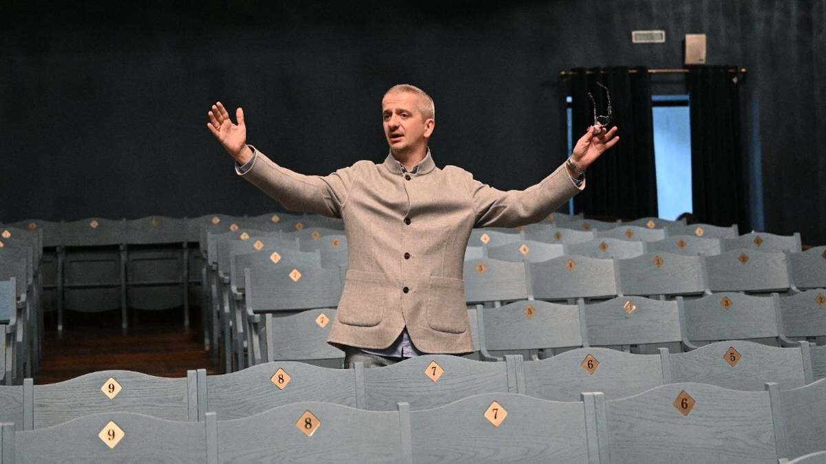    Художественный руководитель Московского драматического театра на Малой Бронной Константин Богомолов отвечает на вопросы журналистов во время пресс-подхода в отреставрированном зрительном зале театра / Фото: Григорий Сысоев / РИА Новости