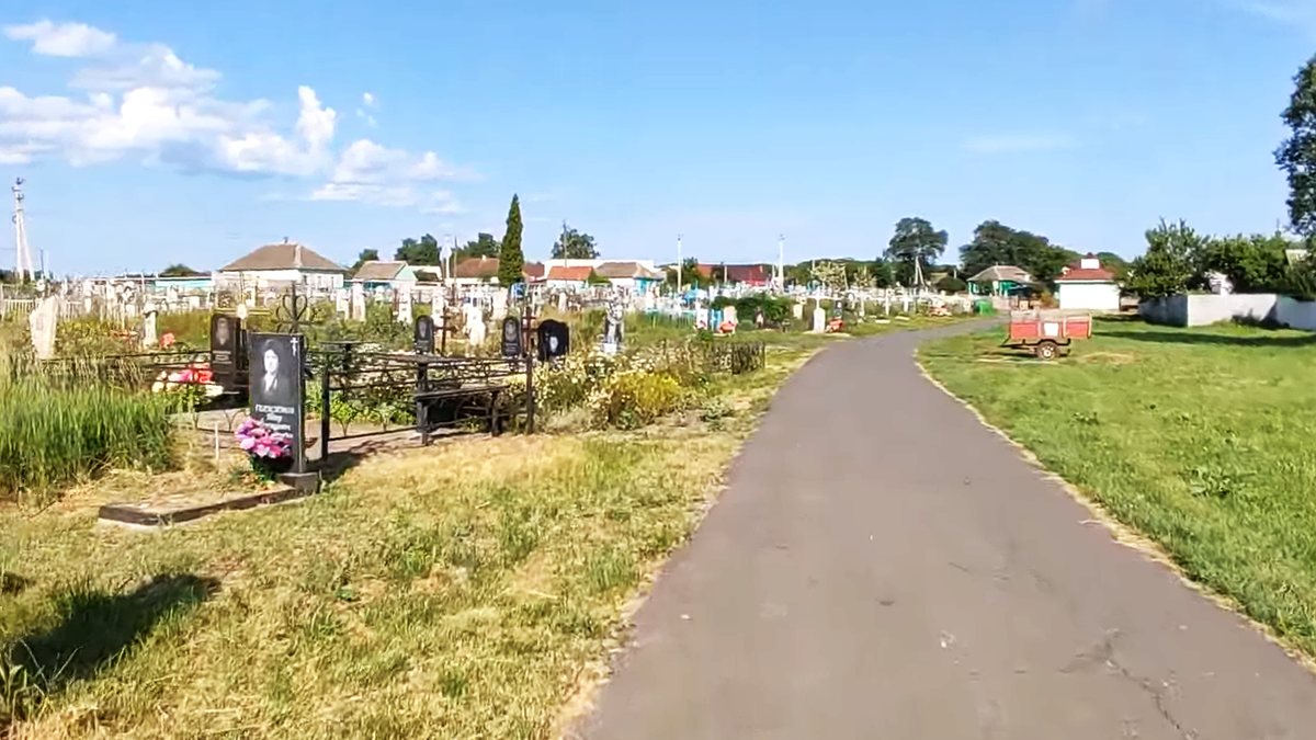 Замостье, могилка тестя моего чуть левее....