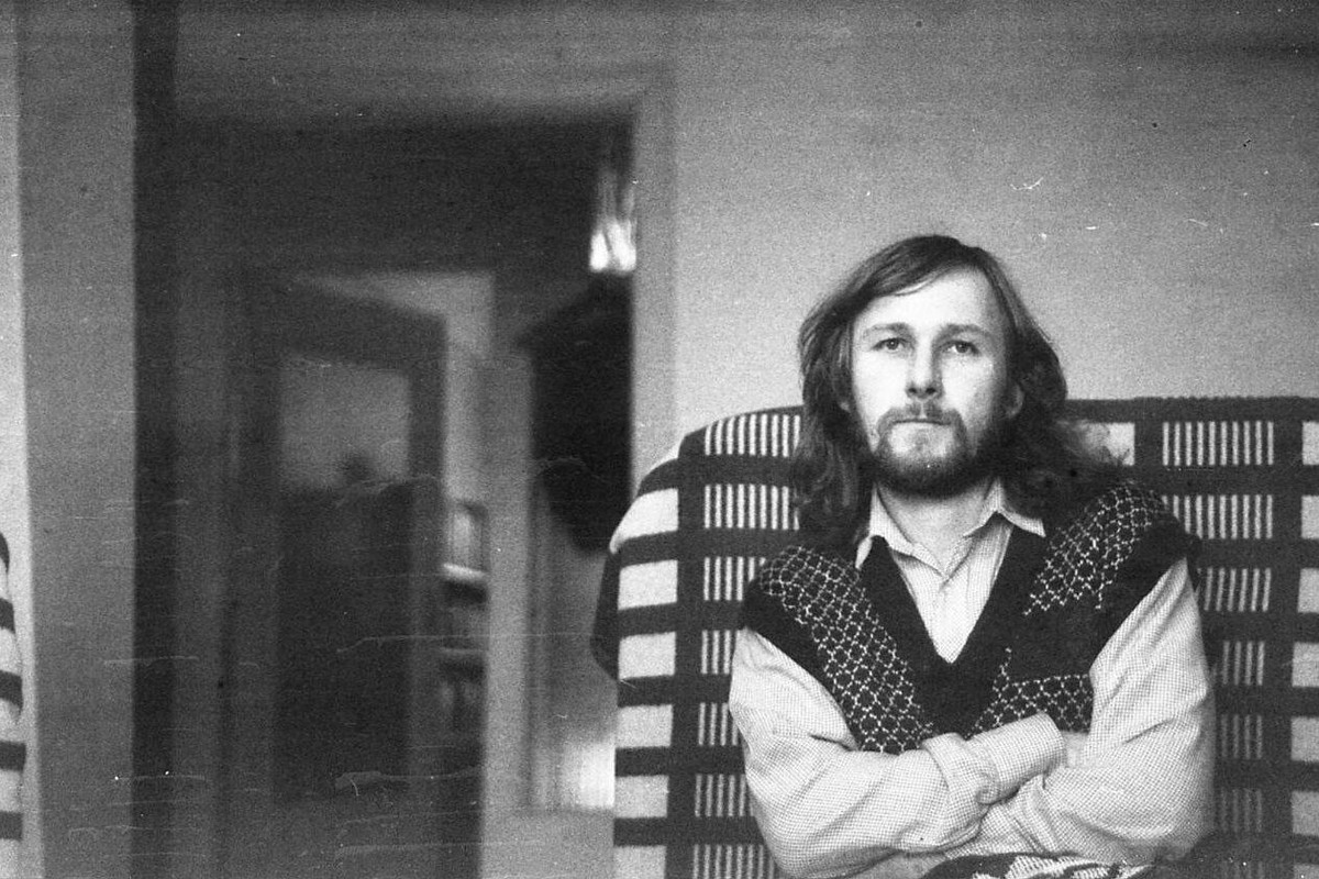 В юности Андрей носил волосы до плеч и сумку, в которой лежала тетрадь со стихами
Из архива героя