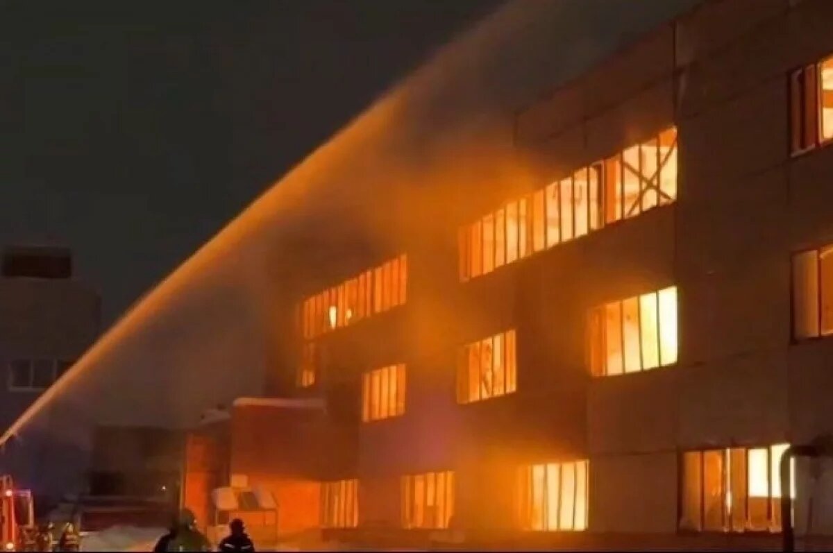    В Перми крупный пожар на складе потушили спустя 12 часов