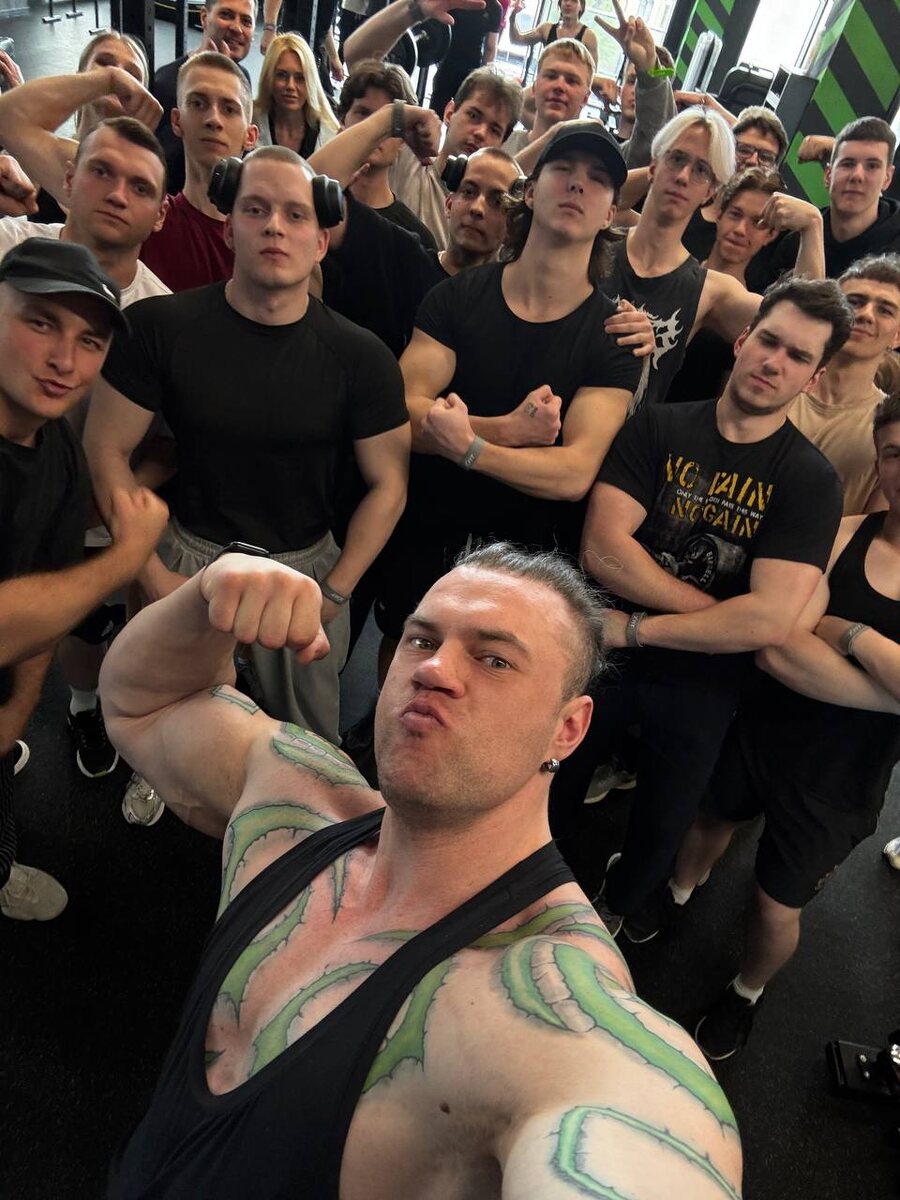 По нему сразу же видно, что он фанатик вселенной "Warcraft". 