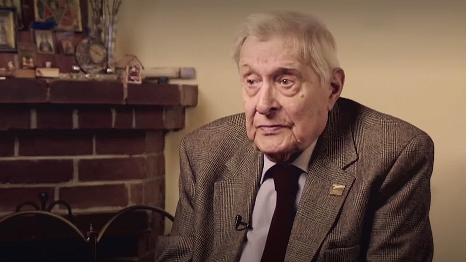     Источник здесь: Кадр из документального фильма ТВЦ «Олег Басилашвили. Переиграть судьбу»