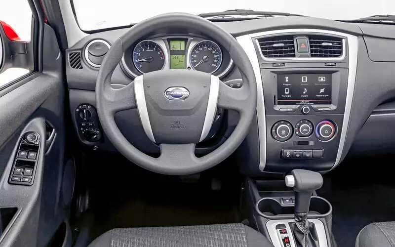 Салон напоминает Гранту, но более элегантен. Общих деталей немного, пластик подороже, хотя скрипит так же.Datsun mi-DO
📷
