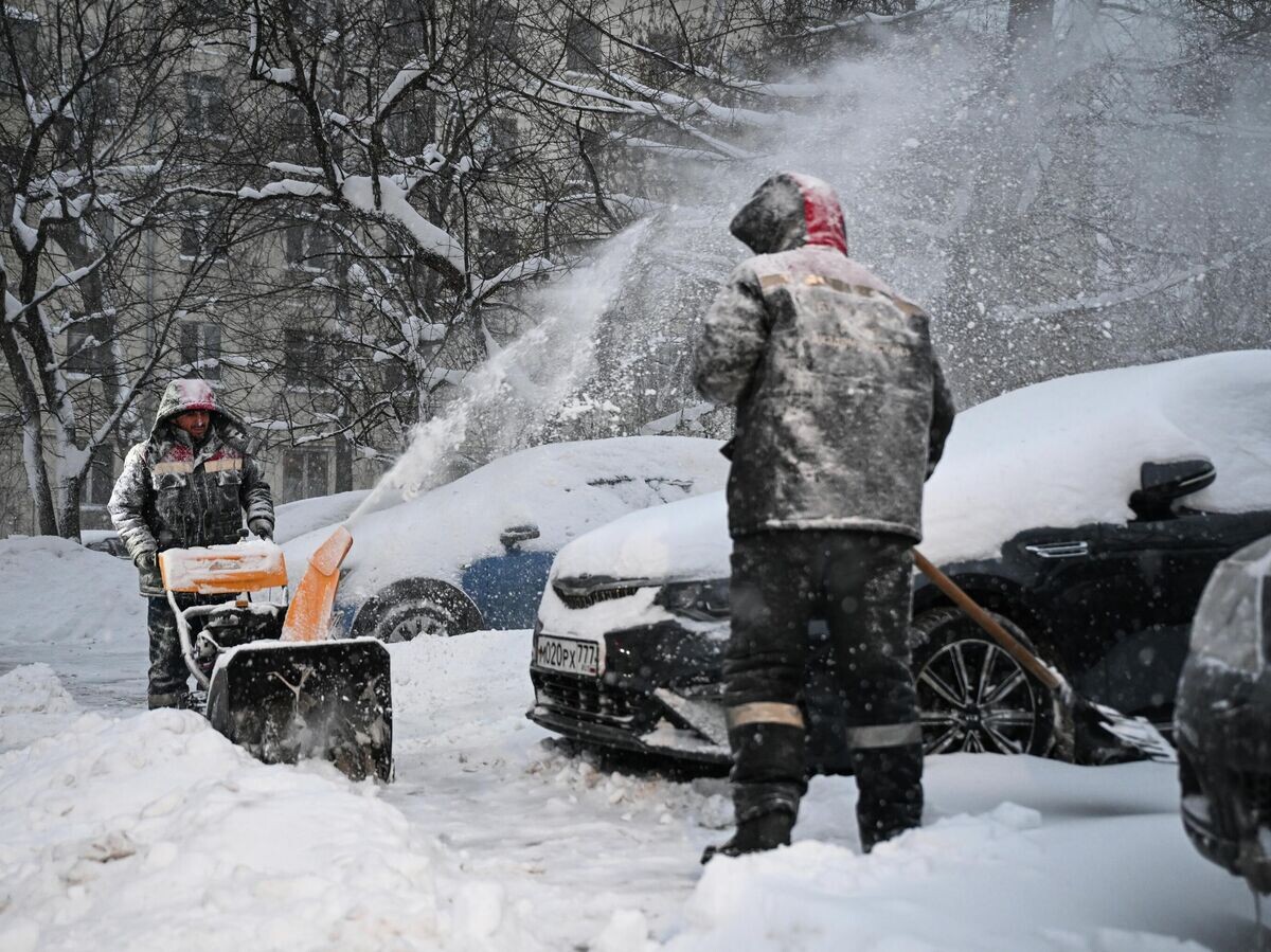    Сотрудники коммунальных служб убирают снег на улице в Москве© РИА Новости . Пелагия Тихонова
