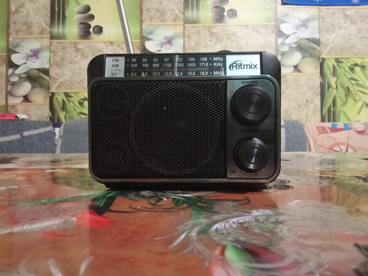 Колонка радиоприемник с USB и широким кабелем заряда