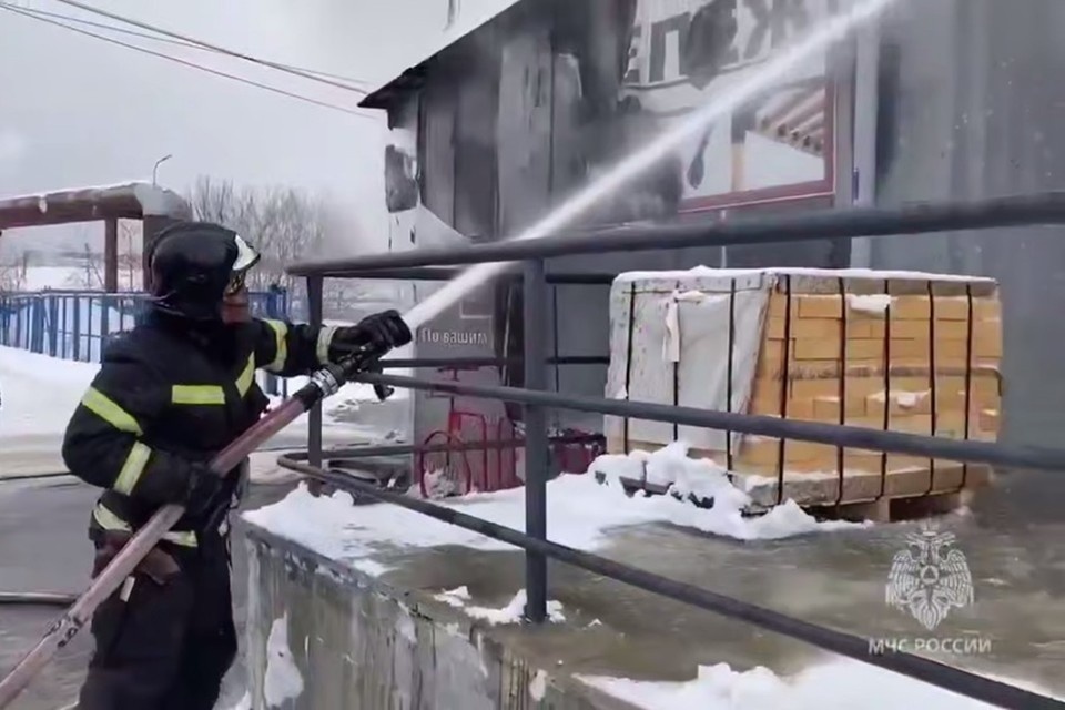   Пункт выдачи в Верхней Пышме потушили. Фото: скриншот видео ГУ МЧС России по Свердловской области