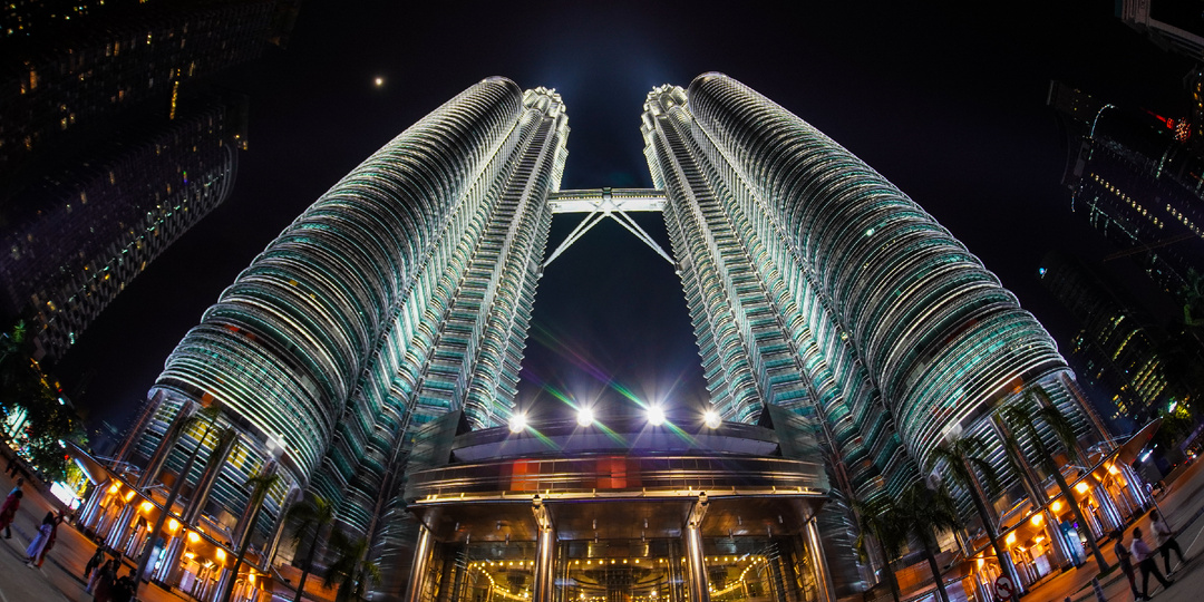 Самые высокие башни-близнецы в мире Петронас. Малайзия.