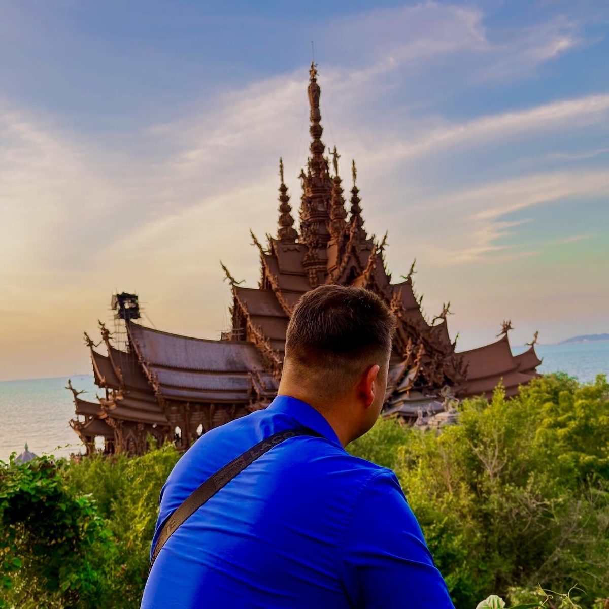 Лучшее время для посещения храма истины это часы заката. В это время максимально четко прорисовываются очертания постройки на фоне густых тропических зарослей. 