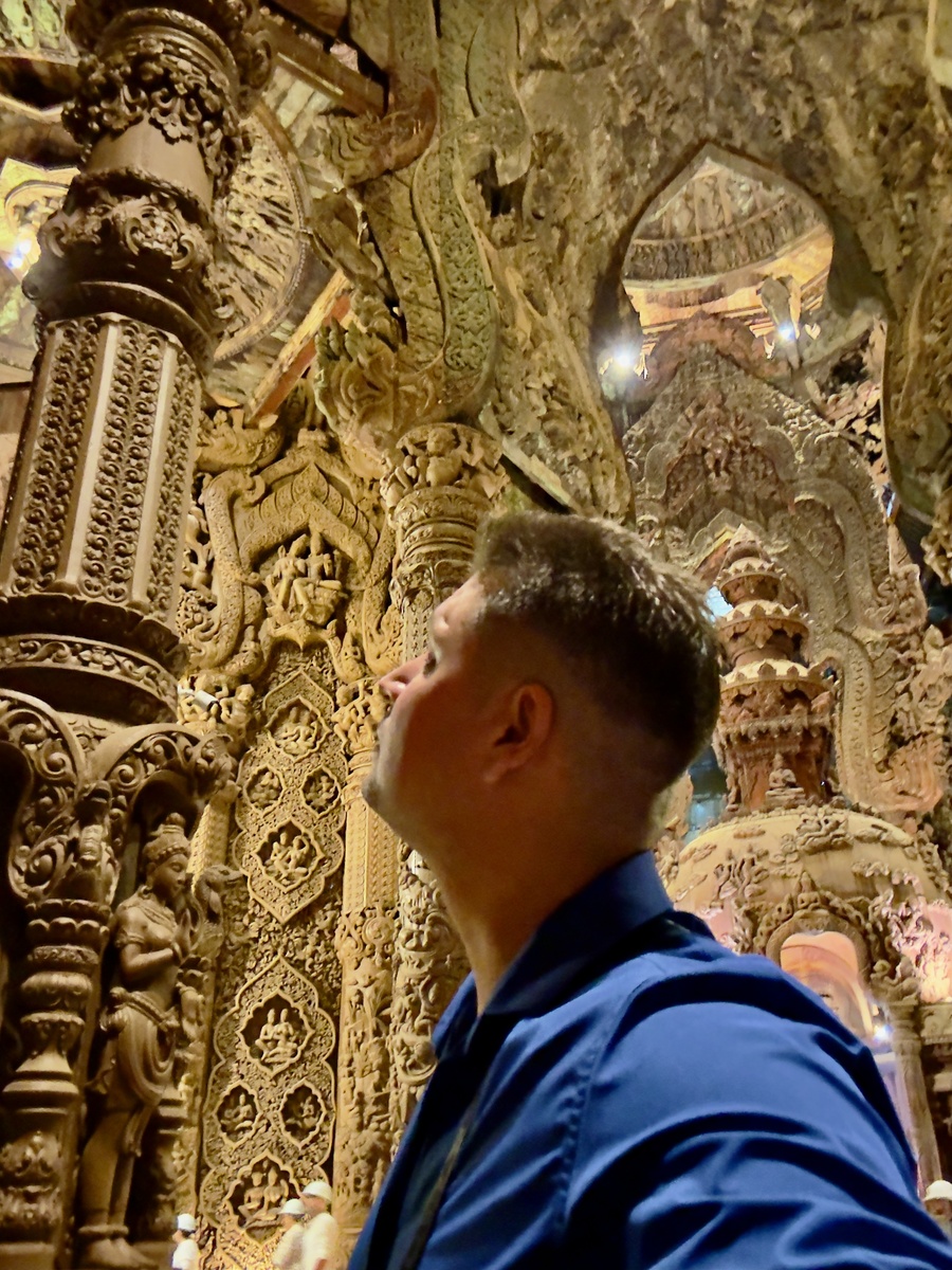 В темное время суток внутри храма тоже очень красиво и очень необычно.