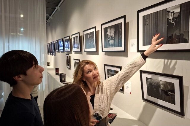    На вернисаже много молодежи. Фото: АиФ/ Ольга Любимова