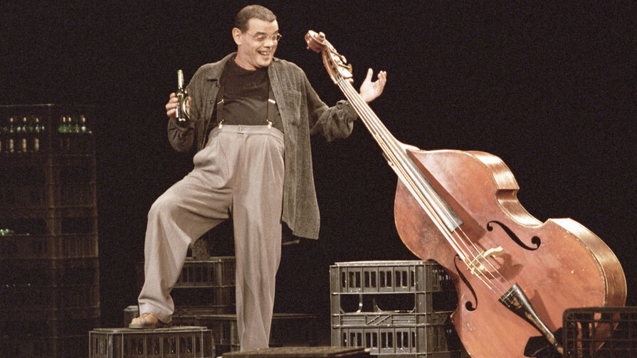 Константин Райкин в спектакле театра "Сатирикон" "Контрабас", 2000 г