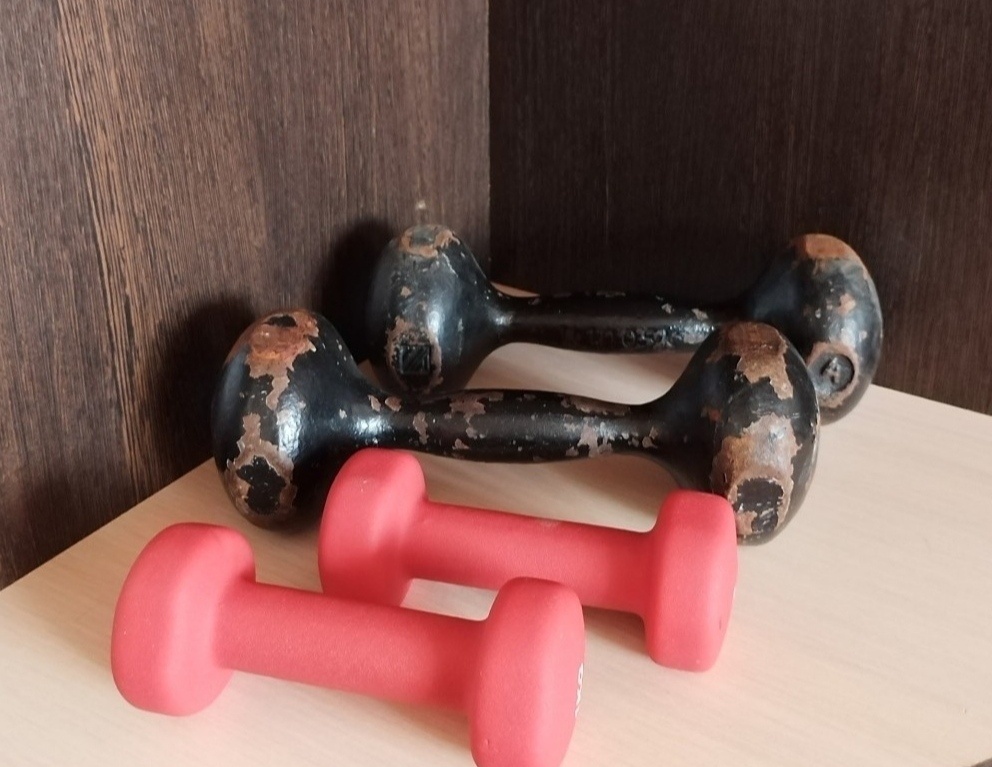 Зарядка по утрам тоже хорошая привычка, помогающая голове лучше работать. Кася сейчас просто выделила для неё время и старается делать хоть что-то... 