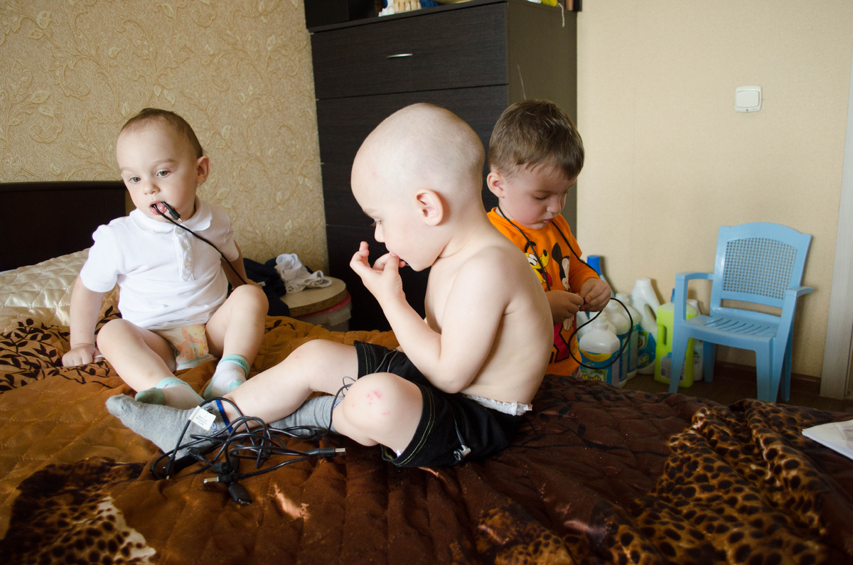 Типичные дети: нужно взять то, что запрещали, а еще лучше - потянуть в рот, пока никто не видит. Саша старается держать парней в узде / фото из личного архива героев