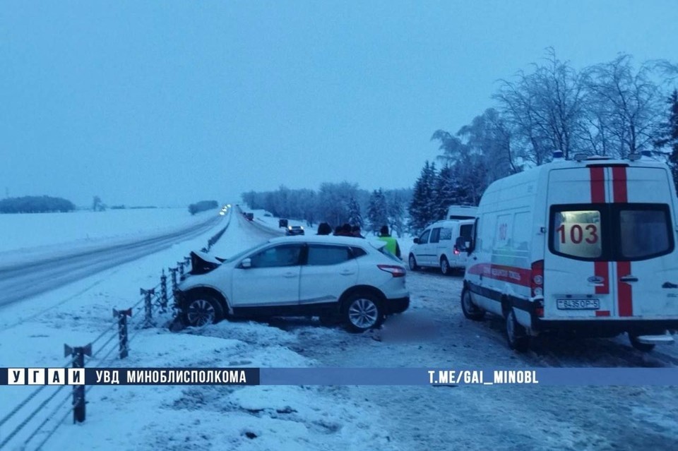    Пассажирка вышла из разбившегося Nissan и тут же погибла под колесами микроавтобуса в Узденском районе. Фото: ГАИ Миноблисполкома
