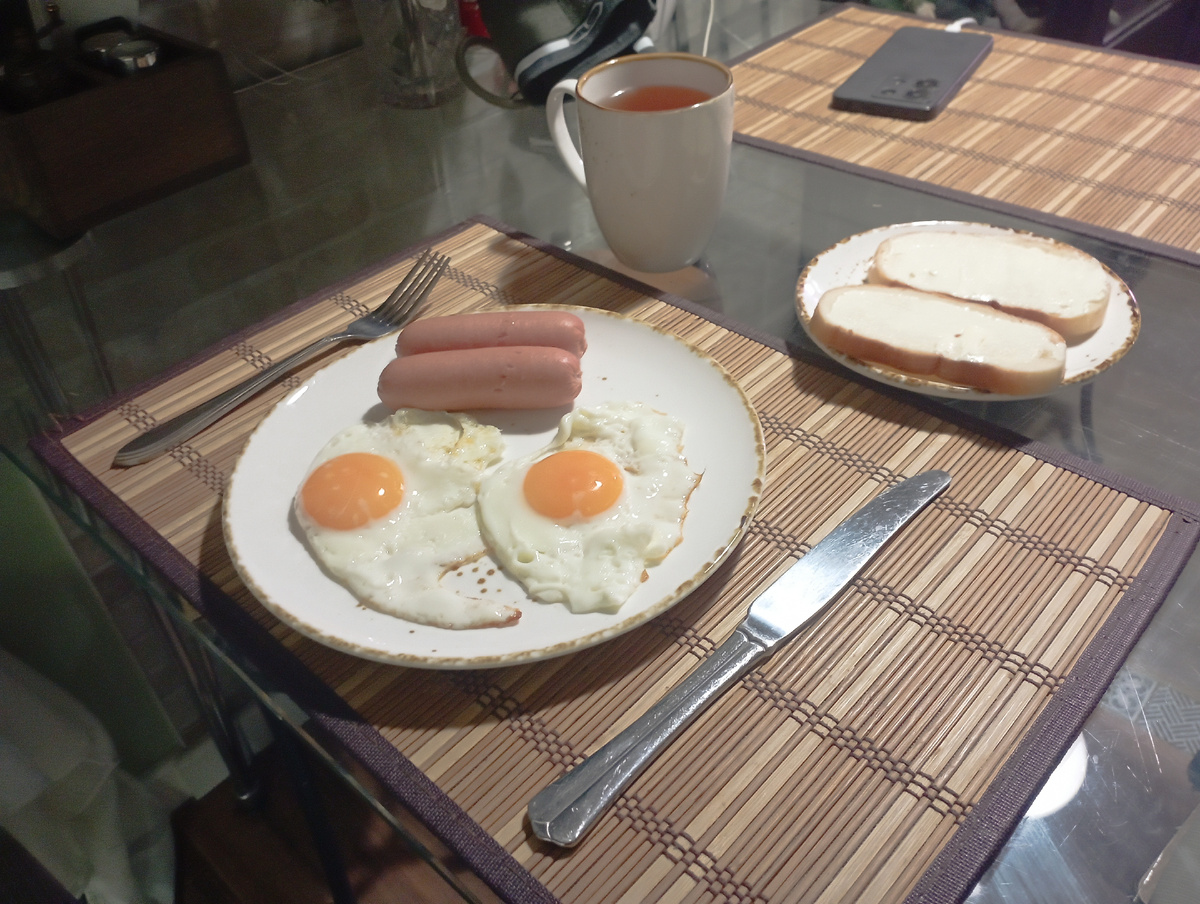 Да, завтрак у ребенка всегда горячий и сытный