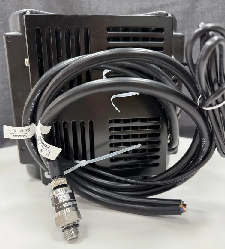 Обратная сторона частотного блока и датчик давления PT-506