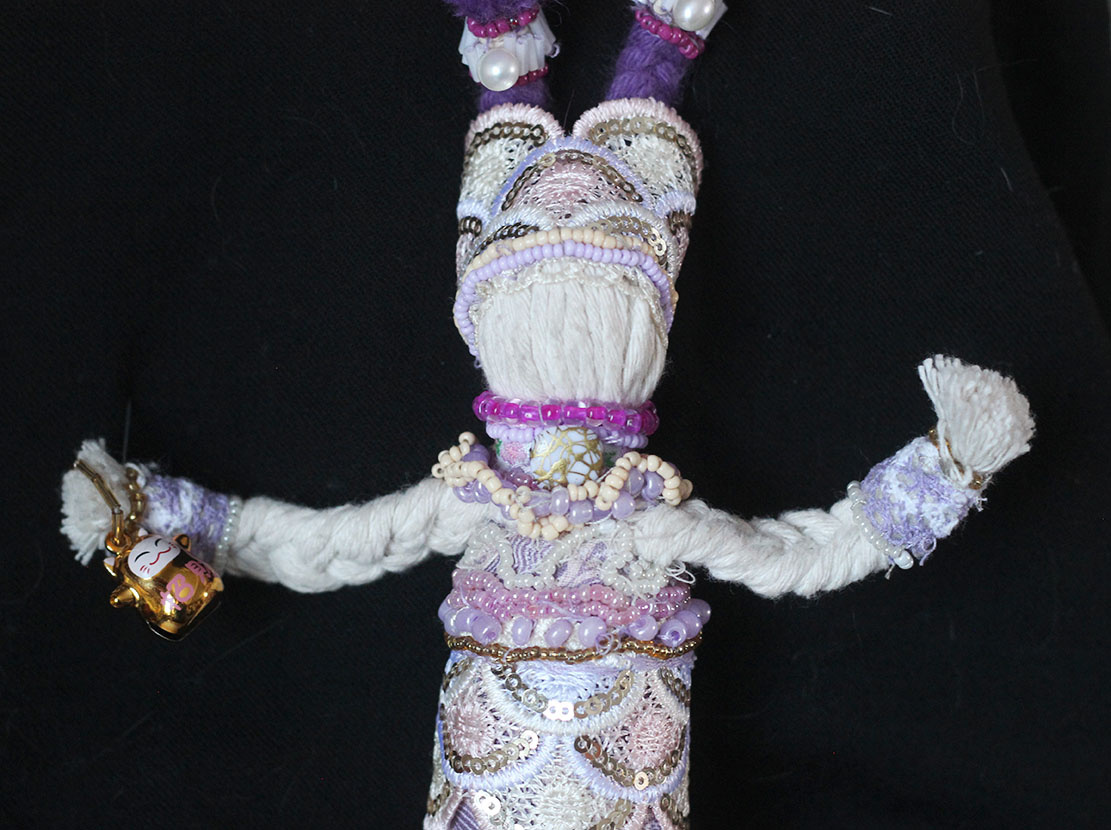 Белая Луна с японским колокольчиком-котиком в руке