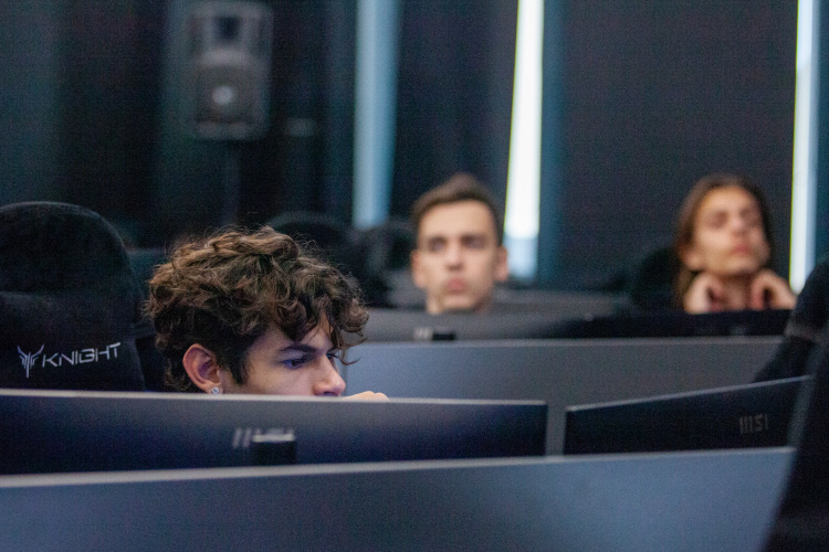    Власти в РФ продолжают говорить о дефиците кадров в IT. Российской экономике необходимо дополнительно минимум 600 тыс. в IT-специалистов до 2030 года.   
Фото: «БИЗНЕС Online»