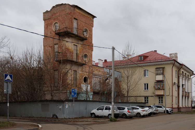    Красно-кирпичное здание, построенное в 1930-х годах, пережило оно многое — вплоть до остановленного сноса.   
Фото: «БИЗНЕС Online»