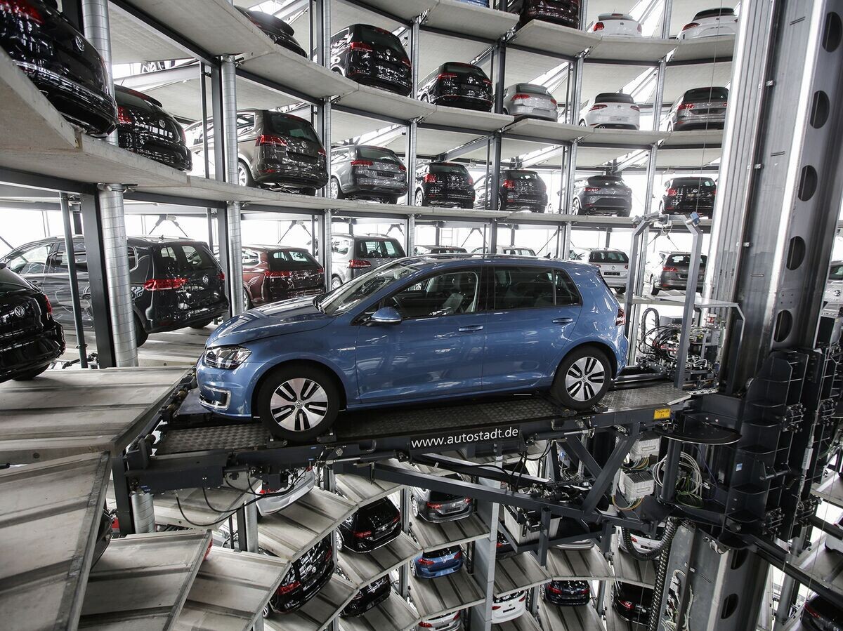    Башня доставки автомобилей на заводе немецкого автопроизводителя Volkswagen в Вольфсбурге, Германия | © AP Photo / Markus Schreiber