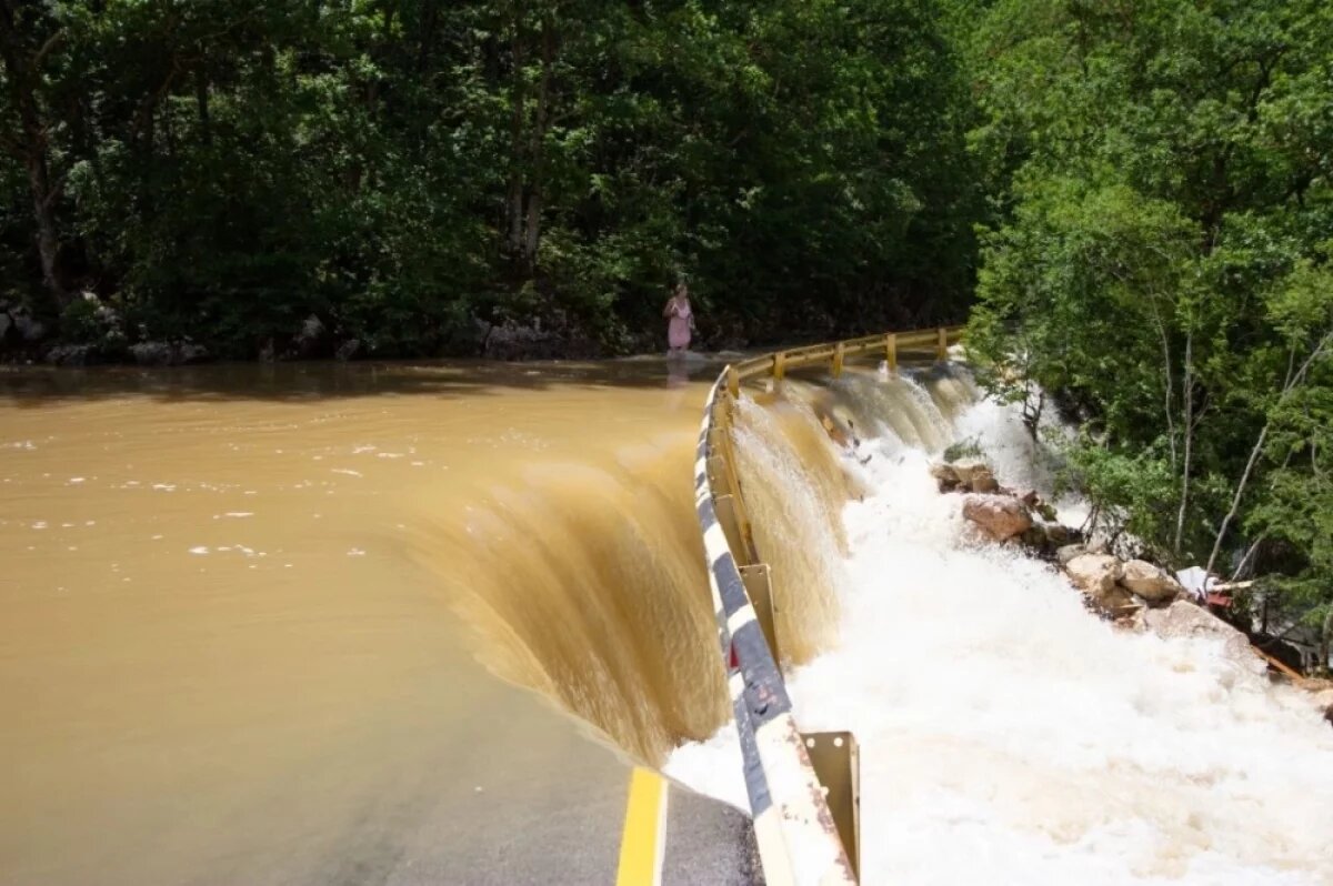     Поток воды из Скельской пещеры размывает дорогу из Родниковского в Колхозное, июнь 2021 года (гидропост в с. Родниковское).